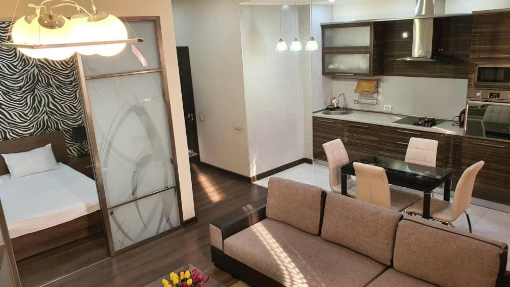 Apartment Studio With Good View 比什凯克 外观 照片